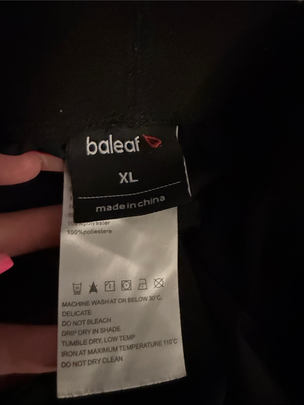 Baleaf Black Capri Active Pants with Gray Zippers - Picture 3 of 3